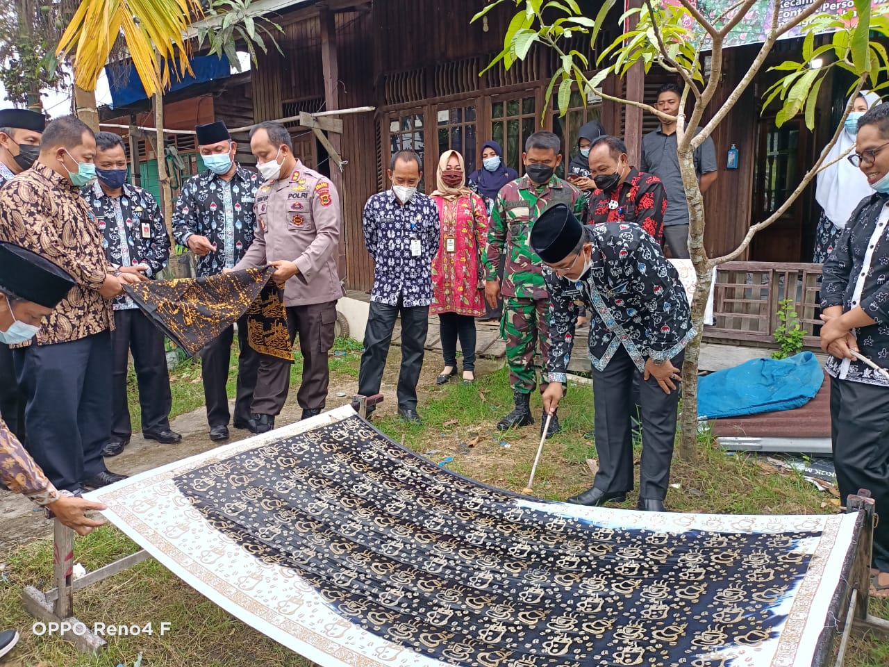 Bupati UAS Launching Batik Khas Tanjab Barat