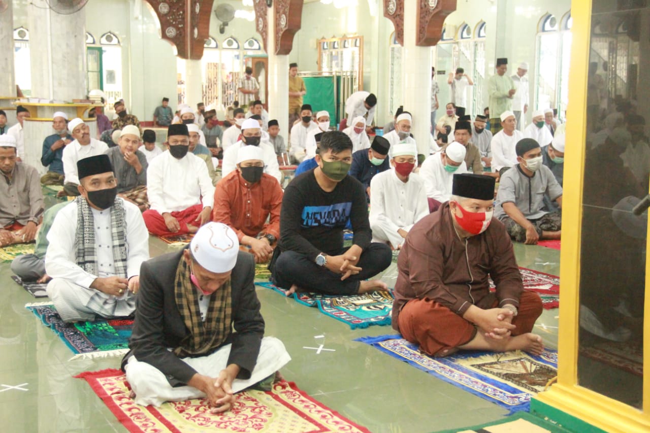 Bupati Tanjab Barat beserta jajaran ikuti pelaksanaan Sholat Idul Adha 1441 Hijriah di Masjid Agung Al-Istiqomah